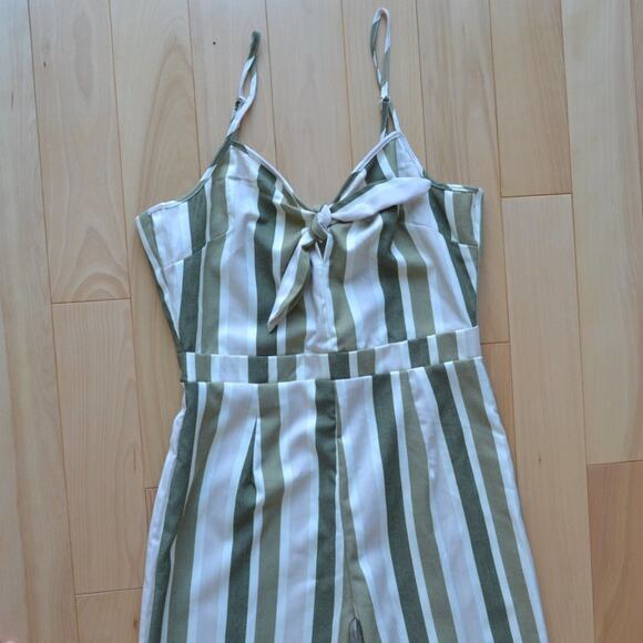 NWT Romeo + Juliet Couture Pantsuit Jumpsuit - Picture 2 of 5